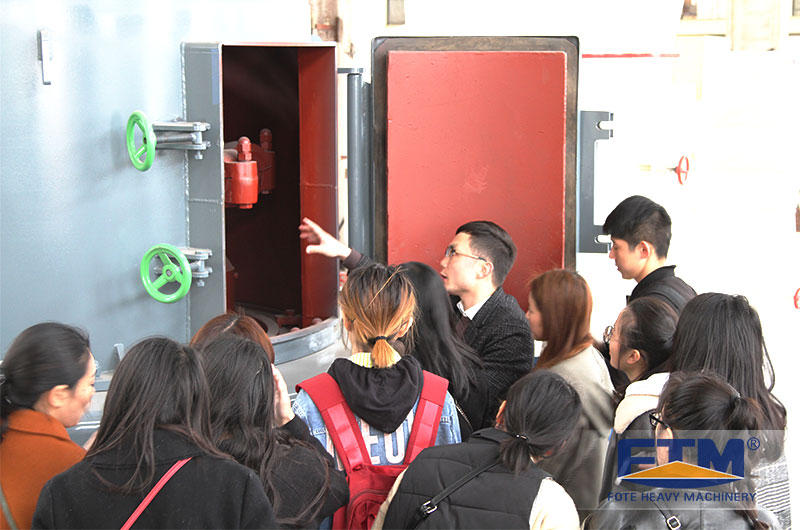 Fote Engineers Wong Explaining To Students.jpg